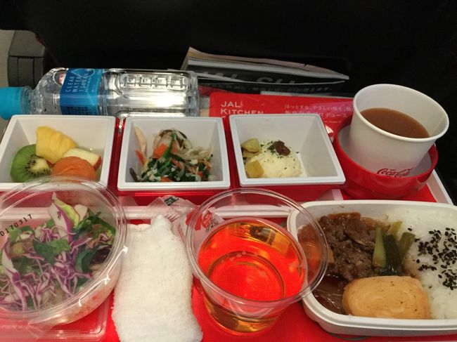 機内食はどうにも好きになれない。<br />JALの機内食は、美味しい方なんだけどねぇ。<br />