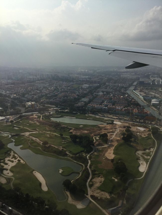 シンガポール上空。<br />トランジットは2時間ぐらいだから、今回は空港内で過ごします。
