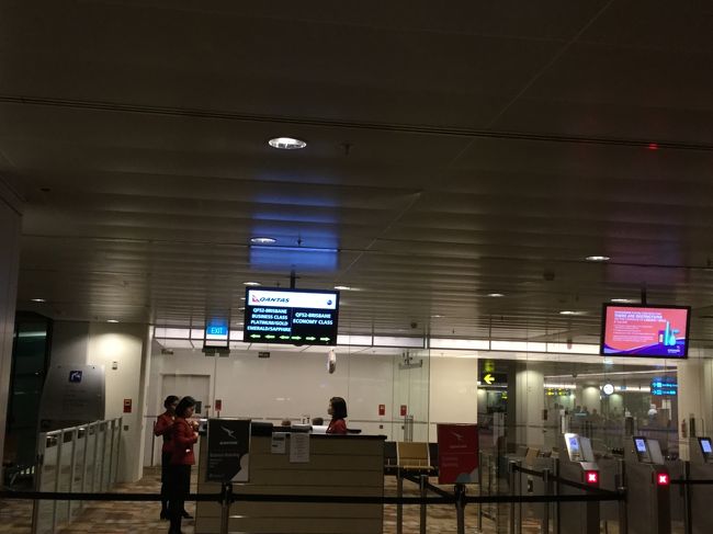 さて、腹ごしらえして、メールチェックして返信書いてたらあっという間に時間に。<br />搭乗口で待ってると、すでに成田を飛び立って、ブリスベンに私より1時間早く着くはずの友達からLINEが！<br /><br />「明日着かないかも」<br /><br />え？<br /><br />「飛ばないかも」<br /><br />は？<br /><br />いやいや、ちょっと意味わかんないけど、私は今から乗るから、とりあえずブリスベンで待ってるわ～と返信し、搭乗。