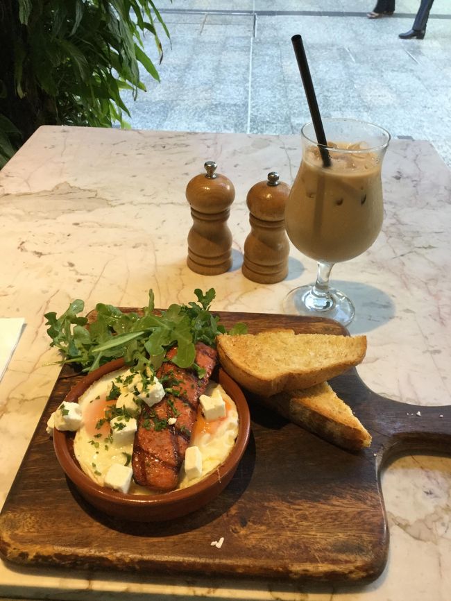 シャレオツオープンカフェがあったので、ブリスベンのサラリーマンに混じって朝食。<br /><br />隣に座ってた稼いでそうなビシッと決めたサラリーマンが食べてたものが美味しそうだったので、「あのひとが食べてるのと同じの」と真似っこ注文。<br /><br />美味しかったけど、高かったわー。<br />日本のサラリーマンが朝ごはんに絶対払わない金額だわー。<br /><br /><br />