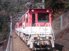 2017.03.19　アプトいちしろ
次に乗る列車は電気機関車先頭、入線をぜひとも撮らねばならない。この列車には“フォートラ”きっての“乗り鉄”中毒患者であるＢＴＳさまがご乗車だ…というのも単なる偶然ではなく、事の発端は私の適当なコメントから始まった。要点をまとめると

と「何故か神奈川県だけが塗れてないんですよね。横浜で夢のオフ会でしょうか？」
Ｂ「オフ会やりましょう」
と「せっかくだから大井川鐵道寄ってから行きます。いかがですか？」
Ｂ「オジサンも大井川鐵道乗ります」

ということで、私がアプトいちしろから乗って車内で集合、横浜で飲みかたという算段になった。大井川鐵道で待ち合わせ場所といえば普通は金谷駅か新金谷駅なのだろうが、お互い基本一人旅なので、好き勝手に電車の撮影やアプトの観察をやりたかった私は、失礼ながら車内集合を持ちかけた。なお、これも「せーの、はい！」の作例でカメラは動画に回したのだが、列車の振動で全然うまく映っていなかった。