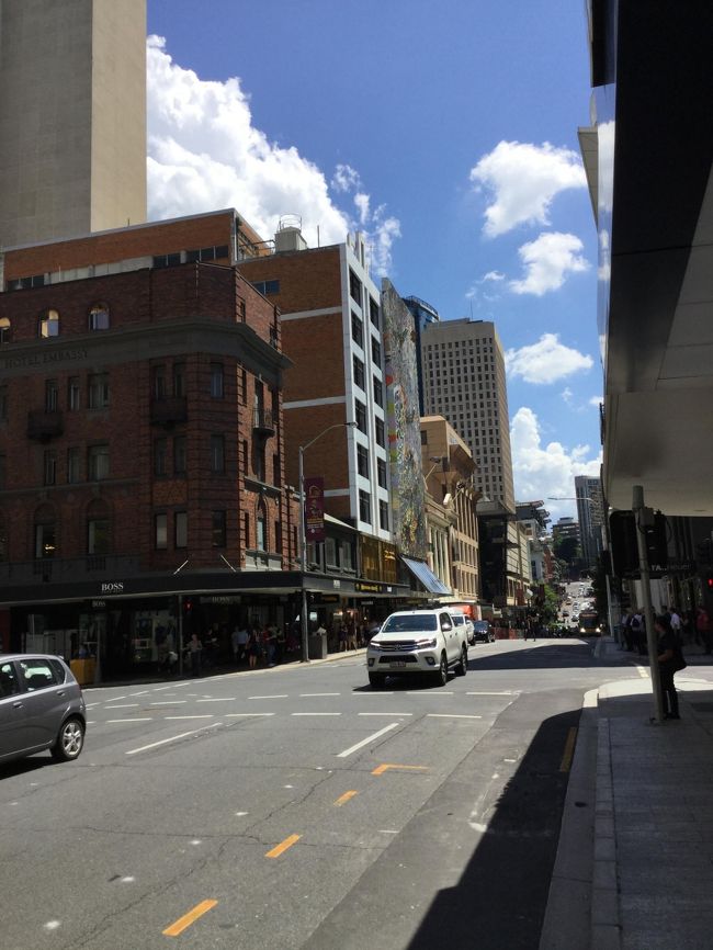 一眠りして、一人で外出<br /><br />通りにはシャレオツカフェがいっぱい。<br /><br />シャレオツな街や。