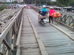 この橋は街の中心に近く利用率が高い。中央がバイク、両側が歩行者用に別れている。

