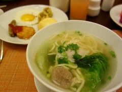 本日も7:00am起床、8:00am朝食。
今日は麺にしてみました。