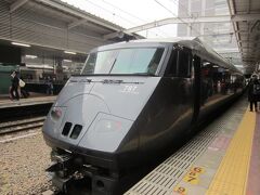 通勤で東京駅を利用していますが、ここはJR九州。見たことのない電車が停まっています。