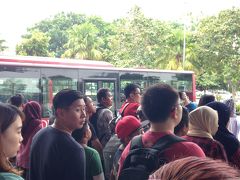 クアラルンプールからマラッカセントラルバスターミナルに到着しました。街の中心へ行く路線バス停はスゴい人でした