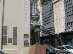 そうそう、アルゼンチンといえばタンゴです。サッカーで有名なボカジュニアーズのスタジアムがある、ボカ地区では路上でタンゴを演じる大道芸人などがいるとか。ボカ地区も行きたかったのですが、時間がなかったので奮発してタンゴショーに出かけました。訪れたのはタンゴの神様と言われるカルロス・ガルデルの銅像が建つ「エスキーナ・カルロス・ガルデル」。この写真は翌日、劇場前で撮ったもの
