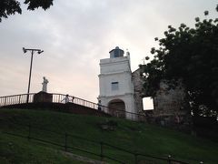 丘の上に登ってセントポール教会へ。