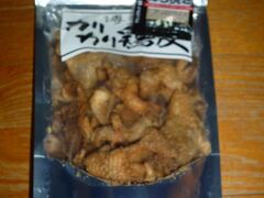 こちらはＪＲ博多駅の駅弁屋たい！で買った「カリカリ鶏皮」
味が濃くて鶏皮の脂分もあるので、ビールによく合います。