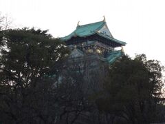 では、そろそろ大阪城公園の梅林へと向かいましょう。
途中、大阪城の天守閣が見えます。