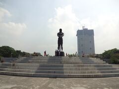 リサール公園を通り抜けて行くと、大きなラプラプの像がありました。
ラプラプはキリスト教への改宗を進めるマゼランと戦い、マゼランを倒したフィリピンの英雄です。