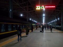 3月3日(金)
列車は大理に定刻の6:22に到着。途中で列車待ち停車を何度も繰り返していたが、予定通りだったようだ。窓側席を確保したので1時間×3回くらいは眠れた。