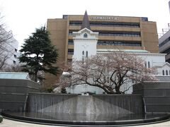 横浜海岸教会と桜

桜は開花していますが、まだ１分咲き程度でした。