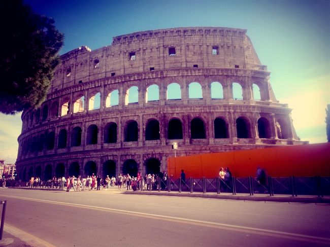 コロッセオ。<br />道に迷うことなく着きます。笑<br />駅すぐです。<br />映画テルマエ・ロマエでみるよりも迫力があるし、本当にその時代にいるかのような感覚になります。