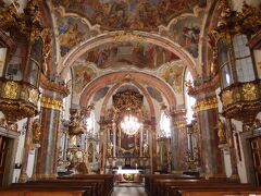 ものすごい装飾的なロレッタ教会。柄オン柄という感じ。
好きかというとそうでもないが、この装飾美は圧巻。