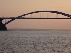 オレンジのバックに大三島橋のアーチ橋が映えます。
