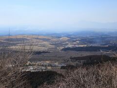 小高い山を登って展望台に到着。
見えました！しかも全方向に視界が広がっていて、遠くまで一望できます！