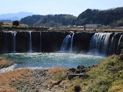 そして、今度こそ目的地の原尻の滝。
駐車場からは滝が全く見えず、本当にあるの？大したことないんじゃない？なんて心配したけれど、突然現れたこの景色！
滝と言えば、山の中にあるイメージだけど、こんな立地もあるんですね。
