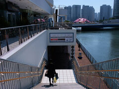 横浜駅東口から　シーバス乗り場へ

　１０時少し前　乗船券は　出航１０分前から発売です。