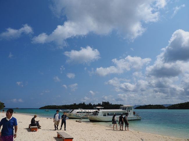 　晴れてきました。いいですねー。<br /><br />　川平湾までやって来ました。<br /><br />　砂浜から乗り込む観光船がいっぱいとまっています。<br /><br />　ここは・・・やっぱり乗るでしょう・・・<br /><br />　石垣島随一の観光スポットですから。