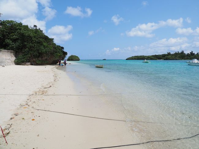 　船を降りたら、当然川平湾のホワイトパウダービーチを歩きましょうかね。<br /><br />　いやー、それにしても今日は暖かい！！！<br />　<br />　浜辺を歩くには絶好の日和です。　　　もちろん裸足で・・・