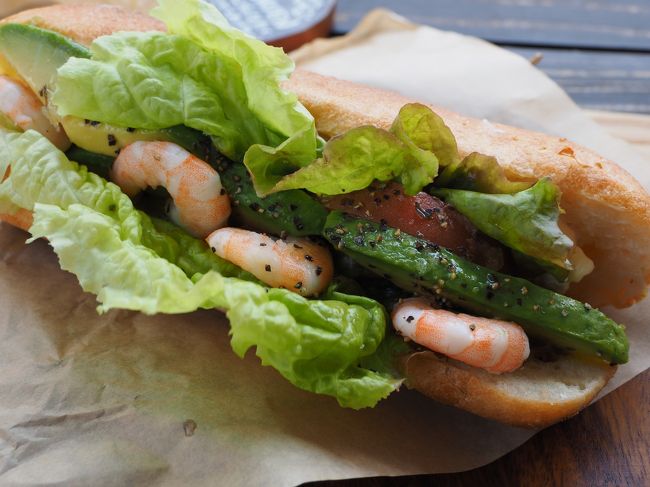 　まずは、エビとアボガドのサンド、これがバカ旨いのです。