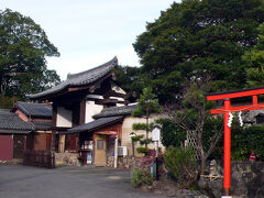 そして、ホテル出発から１時間の8:45 新薬師寺到着☆

今回の２日間の山の辺の道歩きの無事を祈ろうと思ったけど、まだ開いてなかった。残念。
でも、せっかくなので門前で手を合わせました。
