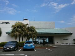 青空に映える白い建物。
１５分ぐらい乗ったのだろうか・・・。
景色を見ていたのであっという間に着いた感じだ。