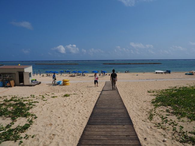 　ホテルに戻ったら、さっそくビーチへゴー！！！<br />　　　　ホテルの部屋に備え付けのビーチサンダルでね。<br /><br />　左手にあるのがビーチハウスです。マリンアクティビティーの申し込みができます。<br /><br />　人、少なっ！！！<br /><br />　もう、江の島海岸なんて行けません。<br />　　自宅から車や電車で行く時間で、飛行機ならここまで来れるんですからね。<br /><br /><br />