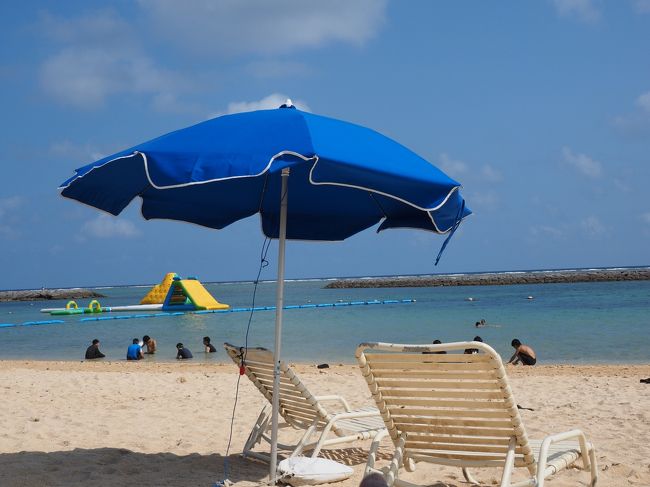 　ホテル宿泊者は当然のことながら、ビーチパラソルとチェアデッキは無料ですし、ビーチスタッフがスッーとやって来て、バスタオルも貸してくれます。<br />　しかも、男性も女性もスタッフ皆にこやかですごーく感じがいい人たちなのです。<br /><br />　日焼けした顔に笑顔で白い歯がこぼれて・・・<br /><br />　映画の世界みたい！！！<br />　あるいは、今BSで放送されているドラマの「ハワイ：ファイブオー」に出てくる<br />ナイスガイ、ナイスガールみたいな感じのいい人たちです。<br /><br />　デッキチェアをパラソルの日陰に移してっと・・・