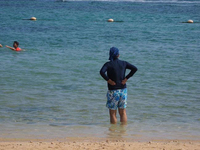 　とりあえず、海へ・・・<br /><br />　「おやっ？　意外と水は冷たいのねえ・・・」<br /><br />　元気に泳いでいる人たちもいましたが・・・<br /><br />　ここまででいいやっ！