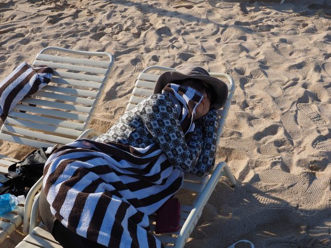 　ひと眠りして、暑くって、気が付いたら・・・<br /><br />　やっぱり太陽は動いているのね・・・<br /><br />　日影がかなり移動していました。<br /><br />　１時間ごとにデッキチェアを移動しなけりゃいけませんね。<br /><br />　でもまだ、妻は、気持ちよさそうにお昼寝中です。
