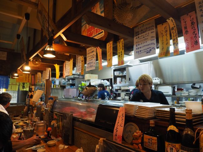 　カウンターの一番奥の予約席へ・・・<br /><br />　本日の、あるいはお店のお勧めの料理が、いっぱい張り出されていますね。<br /><br />　値段も安い！！！