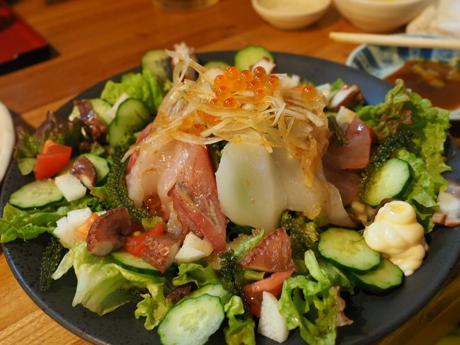 　海鮮サラダ、ドーン！！！<br /><br />　ナニコレ？　ナニこの量！！！