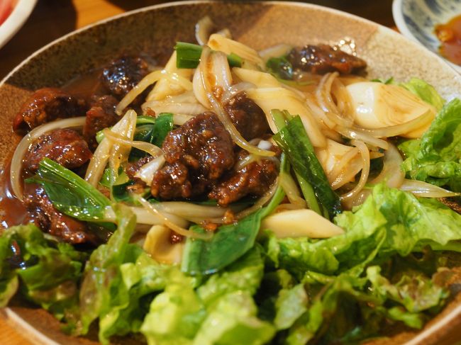 　他には、マグロのレバー焼き、島野菜を添えて・・・　一人前。<br />　　　って・・・<br /><br />　かなりのボリュームですね。<br /><br />　ここのお店は、普通のお店の倍ぐらいの量があります。<br /><br />　やっぱり、４人で来なきゃね。<br /><br />　もうこれくらいでおなか一杯です。<br /><br />　以上ビールも飲んでしめて・・・6300円？！？！？！<br /><br />　さっと支払いを済ませて、お店を出ました。<br /><br />　後は、またまた港エリアを散歩してホテルに帰って、おやすみなさい。<br /><br /><br />　実は、帰りの道すがら、ブルーシールのお店を見つけたのですが、9時で閉店しちゃってました。　　　<br />　　　残念・・・