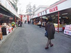 　ハウステンボスへのツアー旅の途中、バスは佐賀県鹿島市にある祐徳稲荷神社に立ち寄ります。
　ここは祐徳稲荷神社の参道です。神社の鳥居が見えています。