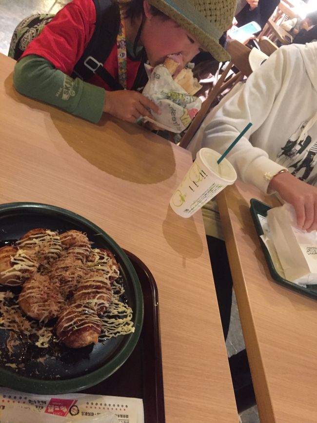 考える時間は たっぷりあったので 久々の計画的行動です。<br />関空には 自家用車で出発。<br />いつも 業者に車を預けるのですが 調べた結果 関空の駐車場に停めても 大差ない金額にシュミレーションできました！<br /> 割引方法  ●関空KIXカードに 事前申し込み 当日関空で受けとる。関空で三千円の食事と買い物をしたレシートで 二時間無料券を発行してもらう。←で 午前10時過ぎから 3泊4日目の夜11時までで  ￥4770でした！！ お得！？<br /> KIXカード 入会金もいらなくて 割引も受けれて とても お得なカードに 出会ったぁ～。<br />  関空中には フードコートが沢山あり それぞれ食べたいものを ゆっくり食べます♫<br /> 久々の飛行機旅に 関空満喫で 楽しい！<br /><br />