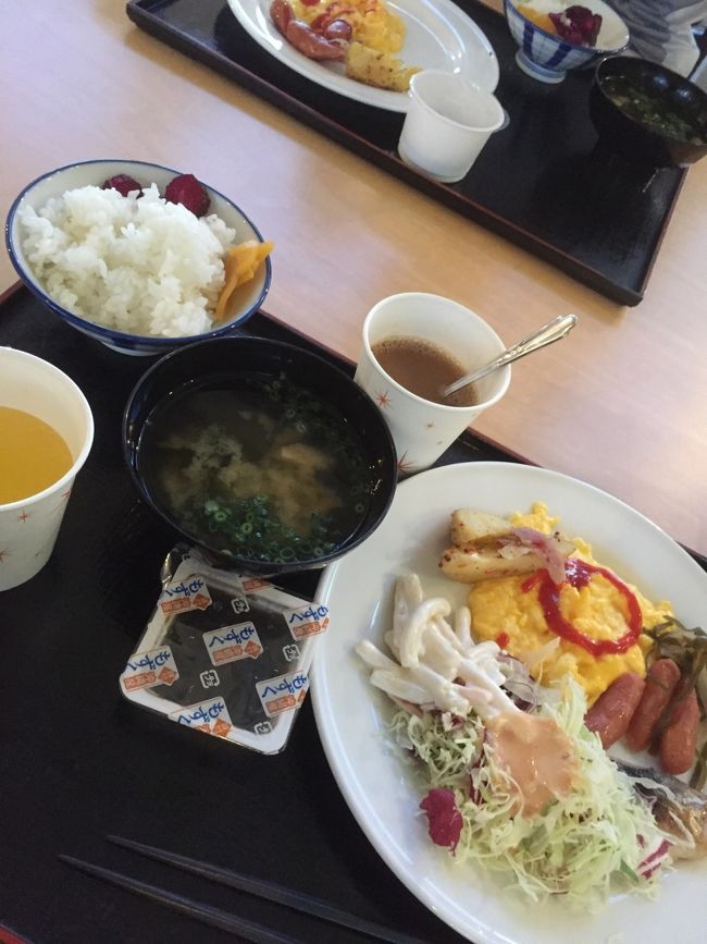 石垣島では美らレンタカーを予約。<br />楽天クーポンもあり 4日間で ￥9000！<br />空港送迎も付いてです。<br />中2日間は 西表島の予定だったので バス移動を検討しましたが 大人3人と小1の バス代と 時刻表 荷物を持っての移動を考えてのプライスレス笑  結果 やっぱり 車は便利！借りといて良かったぁー！エコカーだったので 最終ガソリン代も ￥1000円ちょっと。<br />  翌日は朝8:30のフェリーに乗って西表島上陸の為 ホテルは寝るだけのチョイス。朝食は必須ですが。<br /> 西表島事情も検索済で スーパーで食料を調達準備してです。西表島はお店があまり無いようなので カップ麺と レトルトのらてふぅと 飲み物を購入。準備満タン。<br />  しかし ホテルの部屋の カビ臭には 参った・・・。マスクして寝ました。朝食は 品数は少ないですが お味噌汁 美味しかったです！<br />  1日目は移動だけでしたが 計画通り！<br /> <br />  