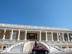 [Dragonara Palace Casino]

カジノへやって参りました。
そこそこの荷物は入口で預けなければなりません（カメラの持ち込み不可）
パスポートを掲示しカジノカードを作りはじめて入場を許されます。

束の間、テーブルゲームを楽しませていただき、結果は+で♪
（飲み物は無料でした）