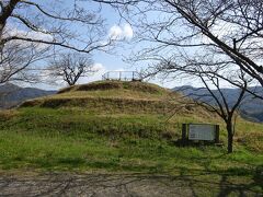 「玉島古墳」

前日、東しのぎICの近くで前方後円墳を見てて、
その時は車からチラッとだけだったのですが、
息子がやたら古墳に興味を示してたので・・

丁度、高速の入り口に向かう途中で地図に古墳を発見して、
GoogleMapで狭い道を誘導されながら、
来てみました。。