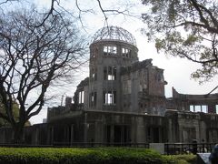 広島電鉄　原爆ドーム前電停で降車すると
原爆ドームは目の前にあります