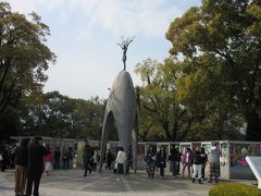 原爆の子の像です

2歳で被爆し10年後に白血病で亡くなった佐々木禎子さん。
同級生らが原爆で亡くなったすべての子どもたちのために慰霊碑を作ろうと呼びかけ完成しました。

千羽鶴はあまりにも有名です。

今日も平和に大過なく生きられる事に感謝です