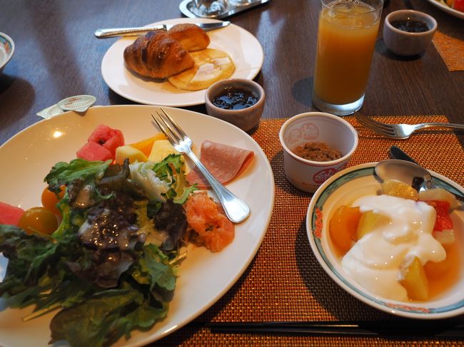 　朝食は、バイキングで。<br /><br />　サラダをメインに・・・<br /><br />　バイキングの良さはサラダがたくさん食べれるということですね。<br />　　　定食だとやっぱり野菜は少ないですからね。<br />