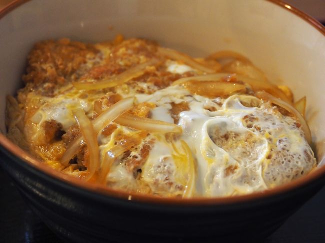 　妻にはお願いして、かつ丼をオーダーしてもらいました。<br /><br />　まあ、私がどれだけとんかつ好きかってことで、ご理解ください。<br /><br />　二品とも大変美味しくいただきました。