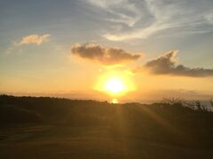 そして、万座毛に車で行ってきました♪
人気があるので、車がなかなか停めれずしばらく待機しつつなんとか停車♪