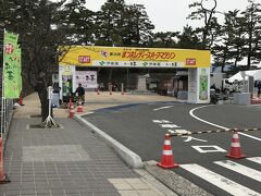 島根県立図書館の駐車場に車を停めて、堀川めぐりの乗船場へと向かいますが…実は翌3月19日日曜日に松江レディースハーフマラソンが行われるため、大手前駐車場が利用できません…。なので最も近い駐車場が使えなくなっています…（困）。