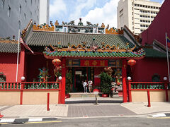 関帝廟
三国志の名将、関羽を祀った中国寺院　　
1887年に完成の真っ赤な柱と色鮮やかな装飾が特徴の広東様式の中国寺院
三国志で知られる、義に篤いといわれた関帝（関羽）が祀られています