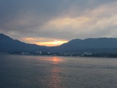 あっと言う間に宮島到着
桟橋の写真を撮り忘れましたが、この写真は陸地（宮島）から撮ってます

但し映っている陸地は本州です
沈む夕日が綺麗で撮影しました