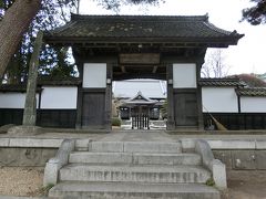 愚鈍院から少々歩いて「松音寺」に行きました。
寺の山門は伊達政宗公が晩年を過ごした「若林城」（現在は宮城刑務所になっている）の大手門を移築したものです。
歴史的建造物に巡り合えてなんと光栄なことでしょう、本日一番の発見となりました。