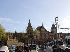 旅行最終日、5月１日です。
本日の観光は世界遺産にも登録されているアムステルダムの運河クルーズ（１時間）とガッサンダイヤモンドの工場見学です。
朝８時３０分にホテルを出発し、アムステルダム中央駅前にやってきました。
アムステルダム中央駅は東京駅のモデルにされた建物だそうです。
茶色の外壁の建物は重厚な印象を受けました。
本日は早朝から晴れ渡り、クルージングとしては絶好のコンデションです。
但しアムステルダム中央駅の写真を撮るには逆光になってしまいました。